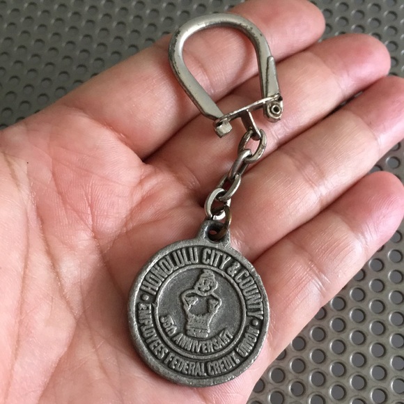 🖤Vtg Honolulu city & county 35th anniversary keychain - Picture 1 of 9